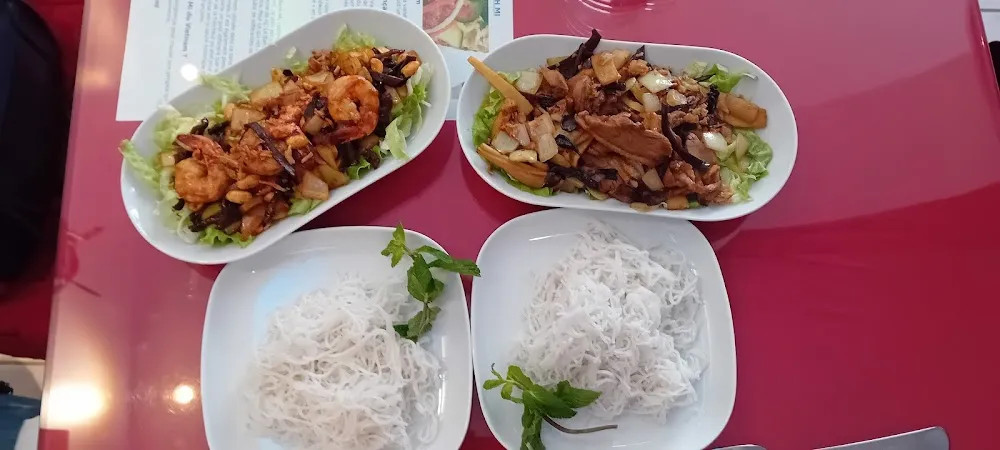 Crevettes Sauce Saté Et Canard Avec Pousses de Bambou